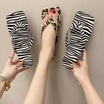 Дамски чехли; Летни модни леопардовые пикантни сандали на равна подметка в черно-бяла лента с отворени пръсти; Колекция 2021 г.; Ежедневни чехли; дамски обувки;